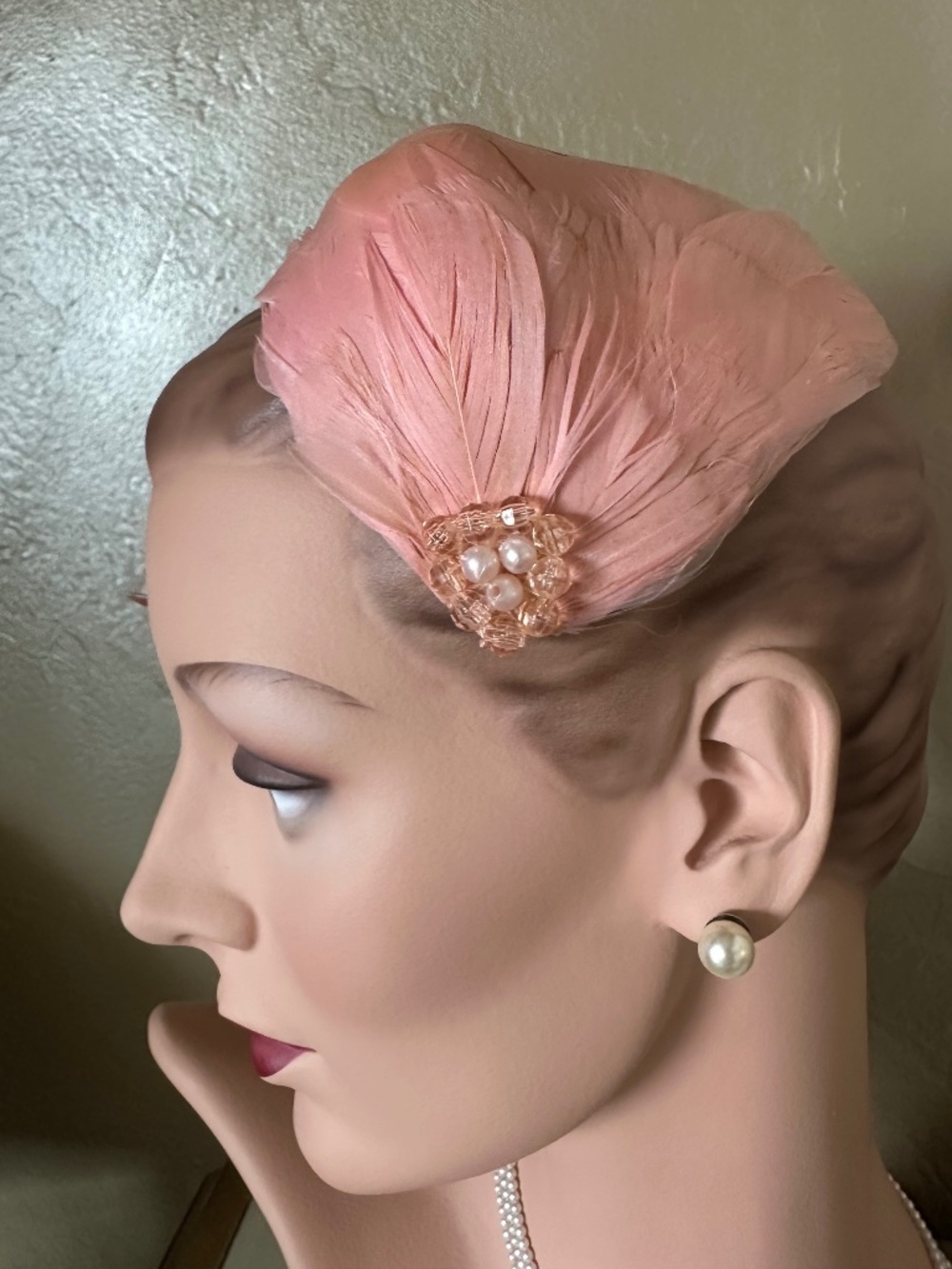 ELEGANT 1950s' PINK FEATHER COCKTAIL HAT WITH BEADED JEWEL - Picture 3 of 12